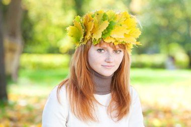 çelenk içinde bir güzel genç redhead genç kadın portresi
