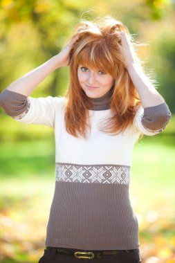 güzel genç redhead genç kadının portresi