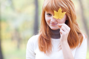 güzel genç redhead genç kadının portresi