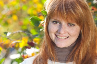 güzel genç redhead genç kadının portresi