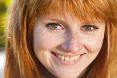 güzel genç redhead genç kadının portresi