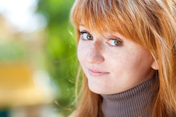 美しい若い赤毛の 10 代の女性の肖像画 — ストック写真