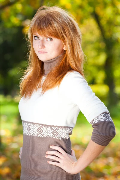 Porträt einer schönen jungen rothaarigen Teenagerin — Stockfoto