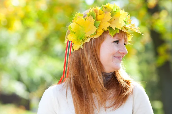 Ritratto di una bella giovane adolescente rossa in una ghirlanda — Foto Stock