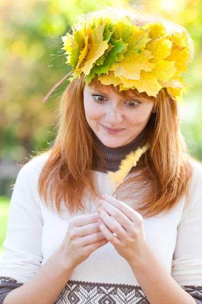 Ritratto di una bella giovane adolescente rossa in una ghirlanda — Foto Stock