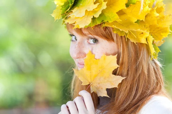 Çelenk içinde bir güzel genç redhead genç kadın portresi — Stok fotoğraf