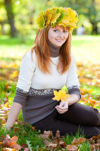 Retrato de una hermosa joven pelirroja adolescente en una corona — Foto de Stock