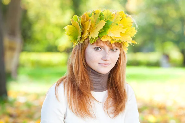 Portrait d'une belle jeune adolescente rousse dans une couronne — Photo