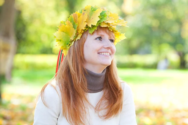 Çelenk içinde bir güzel genç redhead genç kadın portresi — Stok fotoğraf