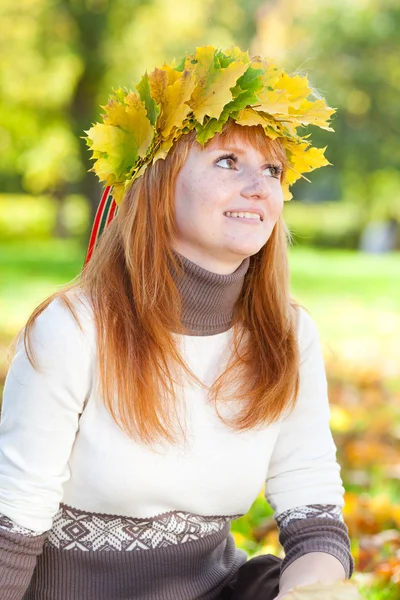 Porträt einer schönen jungen rothaarigen Teenagerin im Kranz — Stockfoto