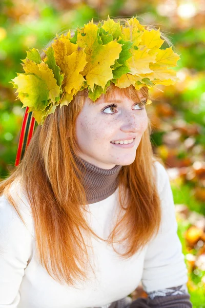 Çelenk içinde bir güzel genç redhead genç kadın portresi — Stok fotoğraf