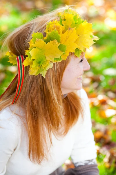 Ritratto di una bella giovane adolescente rossa in una ghirlanda — Foto Stock