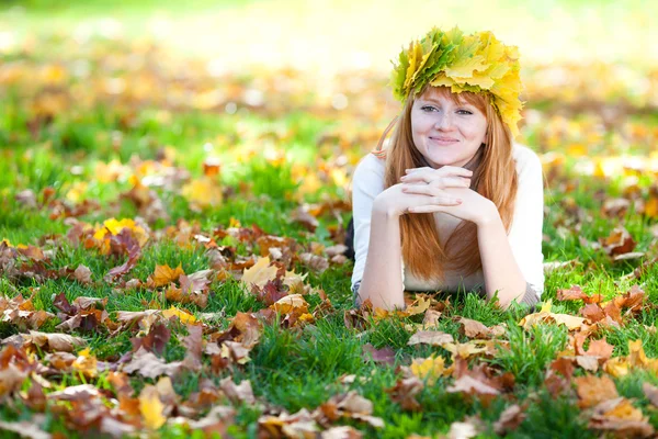 Rudy młodych nastolatek kobieta w wieniec z liści klonu, leżącego o — Zdjęcie stockowe