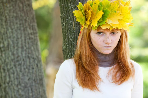 花輪の若い赤毛の美しい 10 代の女性の肖像画 — ストック写真