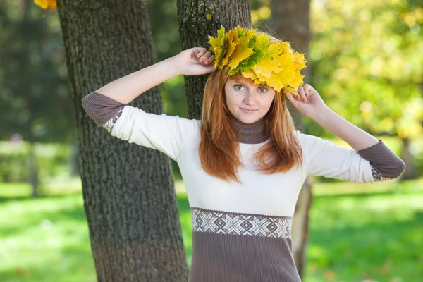 Porträtt av en vacker ung rödhårig tonåring kvinna i en krans — Stockfoto