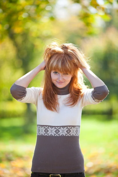 Ritratto di una bella giovane adolescente rossa — Foto Stock