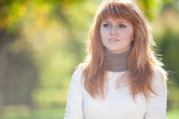 Retrato de una hermosa joven pelirroja adolescente —  Fotos de Stock