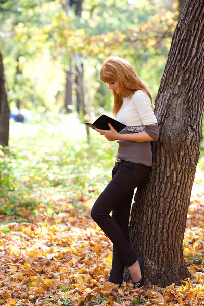 Retrato de una hermosa joven pelirroja adolescente leyendo un b — Foto de Stock
