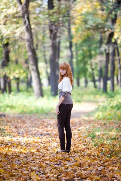 Jeune rousse adolescente femme dans la forêt — Photo