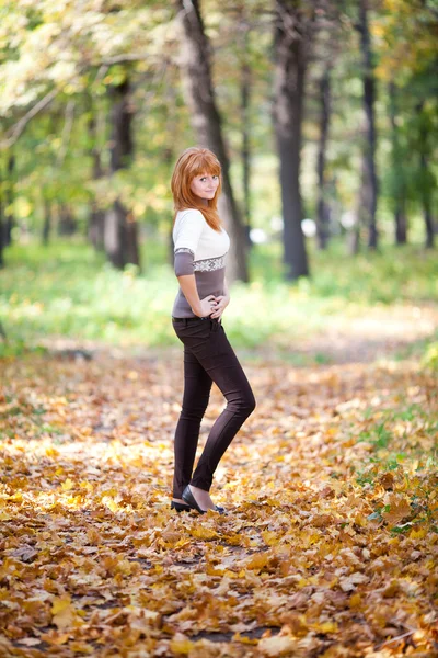 Jeune rousse adolescente femme dans la forêt — Photo