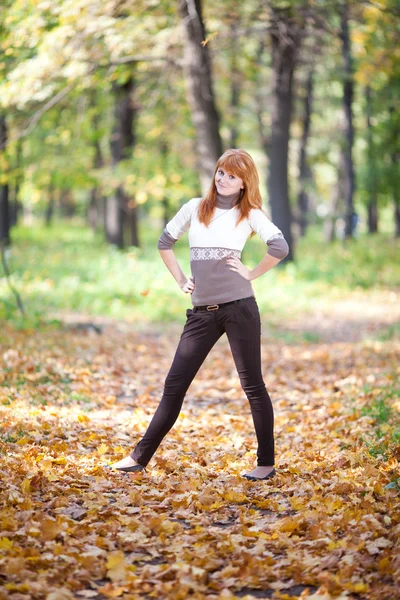 Jeune rousse adolescente femme dans la forêt — Photo