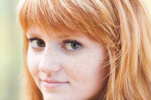 美しい若い赤毛の 10 代の女性の肖像画 — ストック写真