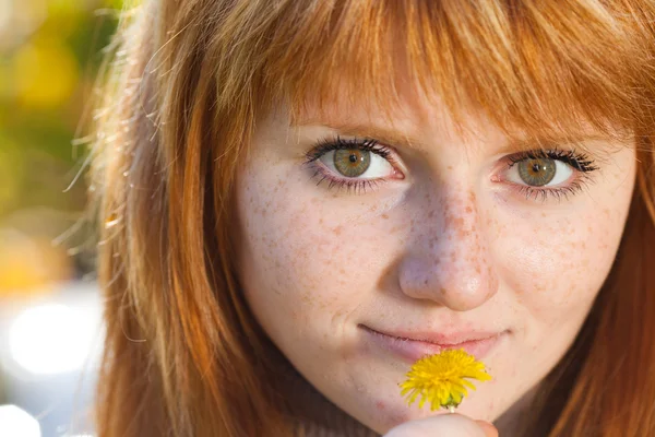 Güzel genç redhead genç kadının portresi — Stok fotoğraf