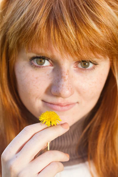 Retrato de uma bela jovem ruiva adolescente mulher — Fotografia de Stock