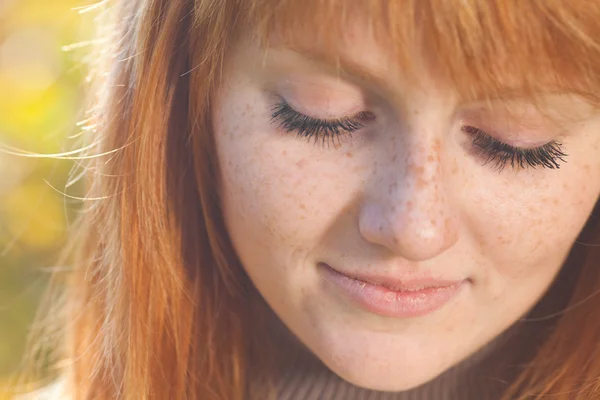 Güzel genç redhead genç kadının portresi — Stok fotoğraf