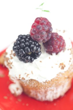 Muffin krema, nane, ahududu, böğürtlen ve nu