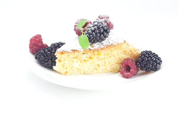 Cup, taart, framboos, blackberry, noten en munt op een plaat op een w — Stockfoto