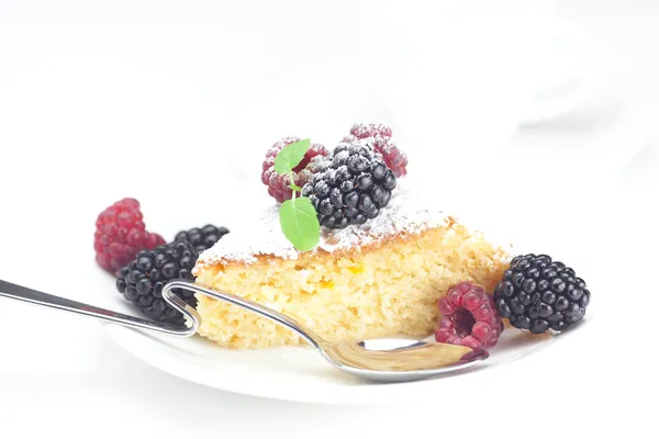 Tasse, Kuchen, Himbeere, Brombeere, Nüsse und Minze auf einem Teller auf einem — Stockfoto