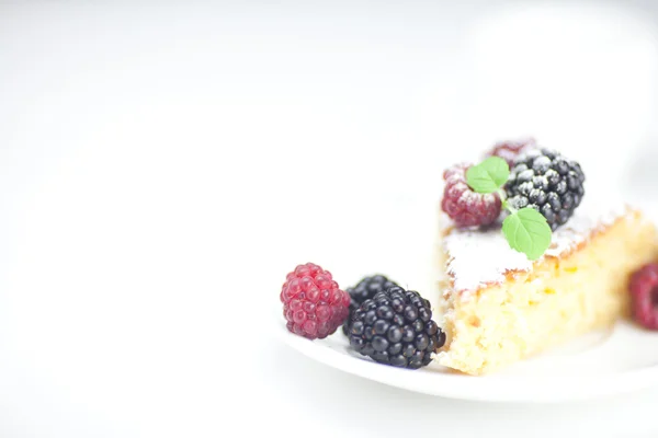 Copa, pastel, frambuesa, mora, nueces y menta en un plato en una w —  Fotos de Stock