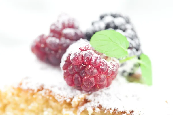 杯、 蛋糕、 树莓、 黑莓、 坚果和板上 w 上薄荷 — 图库照片