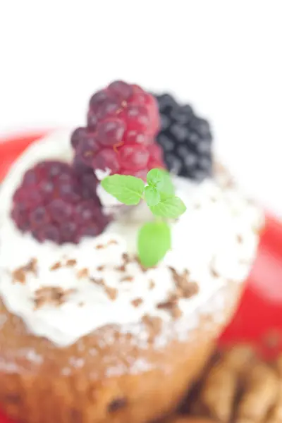 Muffin con crema batida, menta, frambuesas, moras y nu —  Fotos de Stock
