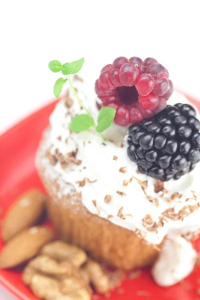 Muffin with whipped cream,mint, raspberries, blackberries and nu — Stock Photo, Image