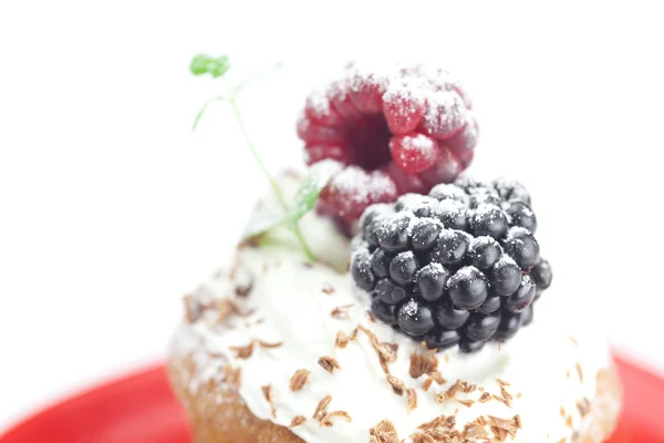 Muffin with whipped cream,mint, raspberries, blackberries and nu — Stock Photo, Image