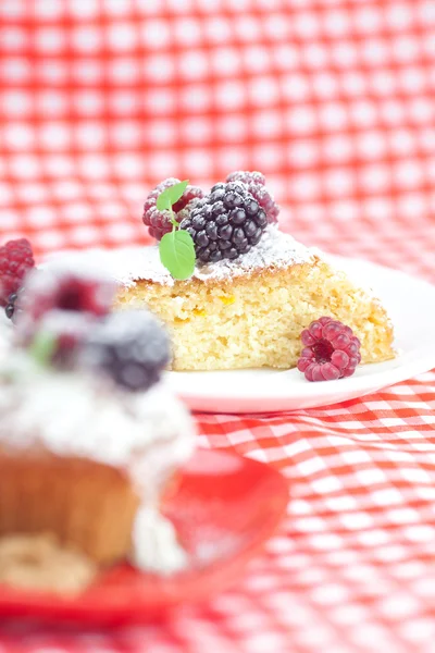 Kremalı kek, Pasta krema, ahududu, blackberr — Stok fotoğraf