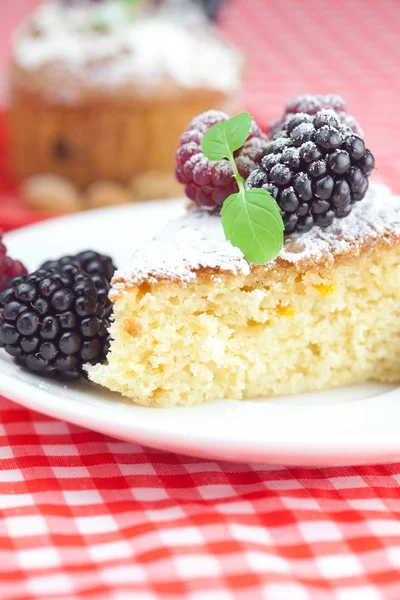 Muffin con crema batida, pastel con glaseado, frambuesa, blackberr —  Fotos de Stock