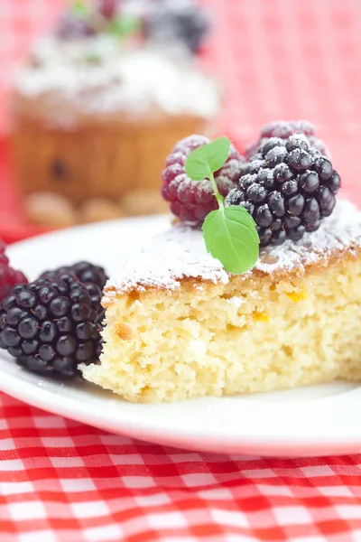 Muffin with whipped cream, cake with icing, raspberry, blackberr — Stock Photo, Image