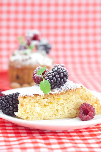 结冰、 树莓、 黑莓和薄荷上 pl 盘子上的蛋糕 — ストック写真