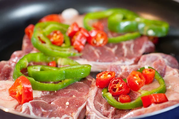 Steak with red and green peppers in a pan — Stock Photo, Image