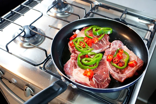 Steak with red and green peppers in a pan — Stock Photo, Image