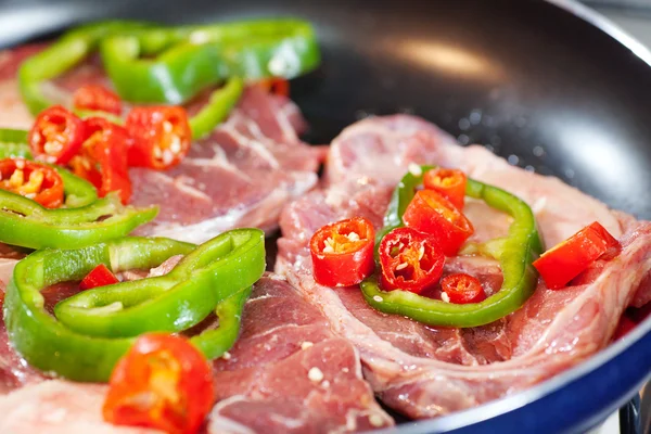 Steak mit roter und grüner Paprika in der Pfanne — Stockfoto