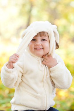güzel küçük bir kız olarak sonbahar ormandaki bunny kostüm