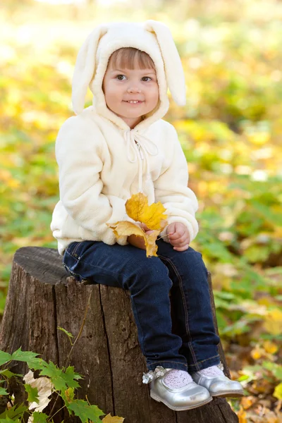 Hermosa niña en traje conejito en el bosque de otoño —  Fotos de Stock