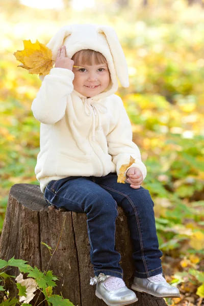 Güzel küçük bir kız olarak sonbahar ormandaki bunny kostüm — Stok fotoğraf