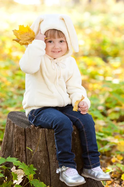 Vacker liten flicka i kostym kanin i skogen höst — Stockfoto