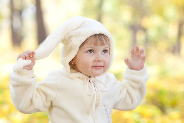 Hermosa niña en traje conejito en el bosque de otoño — Foto de Stock