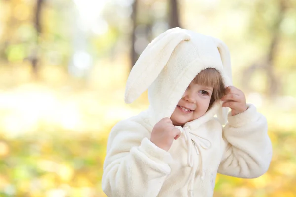 Krásná holčička v kostým zajíčka v podzimním lese — Stock fotografie